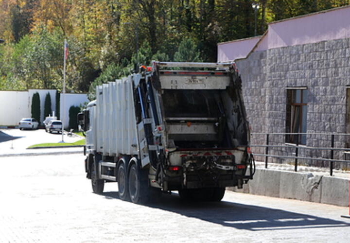 Грузчик мусоровоза в Сочи не заметил пьяного человека в баке и раздавил его прессом