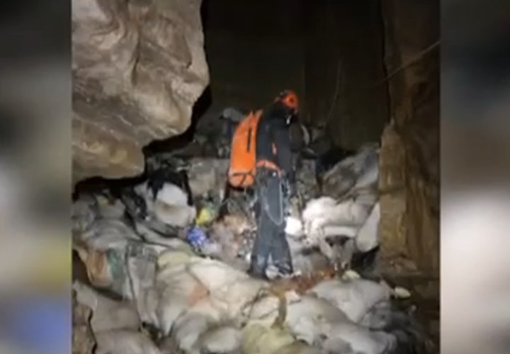 Химикаты, черепа и кости: спелеологи обнаружили в сочинской пещере опасные отходы