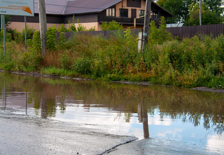 Люди просят от властей оперативных решений по организации альтернативных маршрутов и подвоза воды