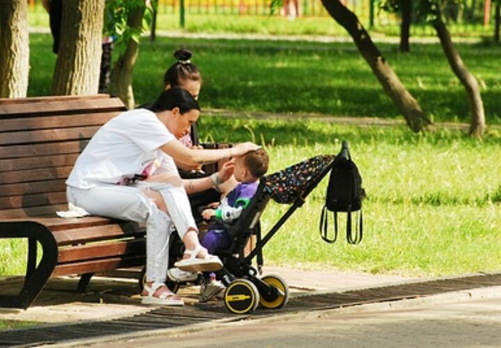 Много пить и отказаться от спорта: как предотвратить тепловой удар, рассказала врач