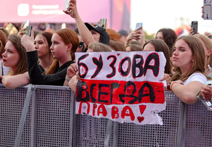 Молодые женщины - в большинстве: исследование показало , сколько заработали блогеры в 2025 году