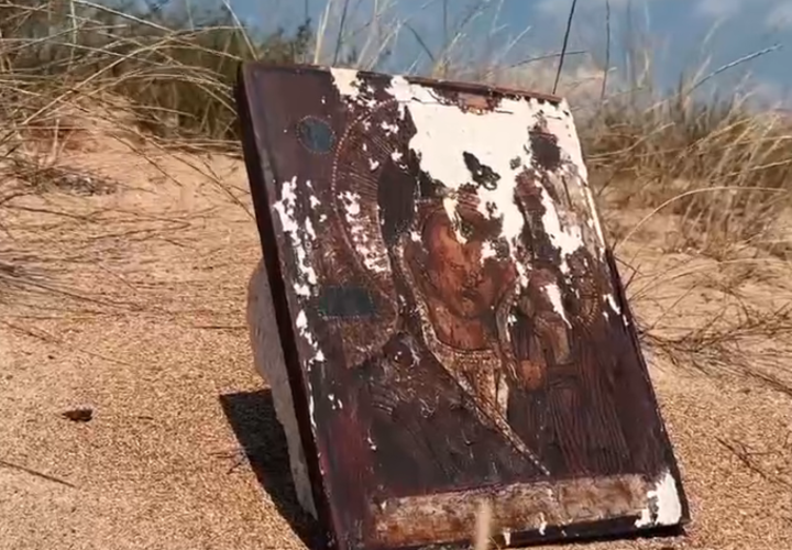 На иконе, которую море вынесло на берег Анапы, обнаружили странные надписи