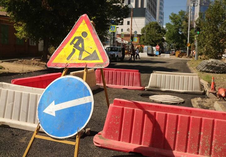 Названы сроки завершения ремонта улицы в центре Краснодара 