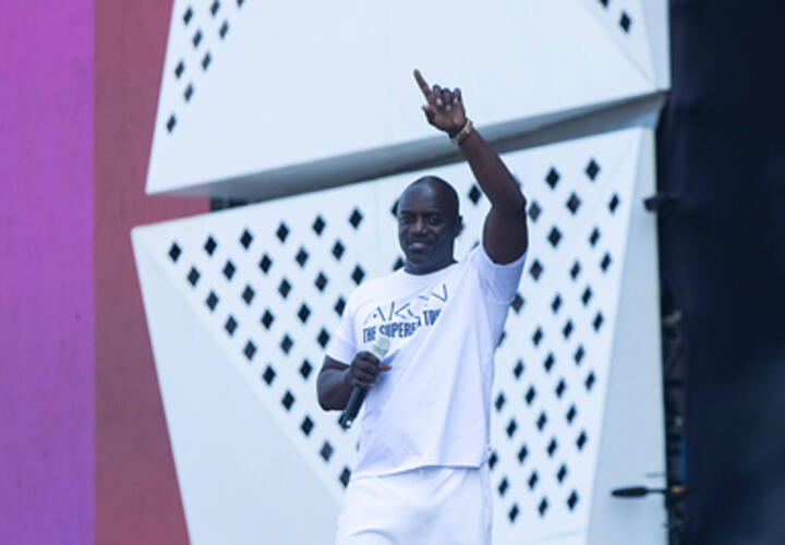 Охранник из Сочи, который работал на концерте американского рэпера Akon, рассказал как иностранная звезда бил его по щекам