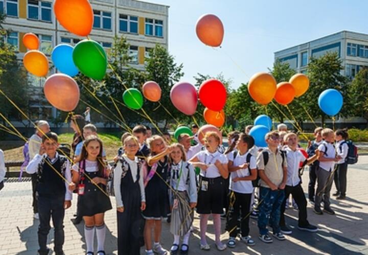 Опрос показал, хотят ли жители Краснодара дарить подарки учителям к 1 сентября и сколько на это потратят