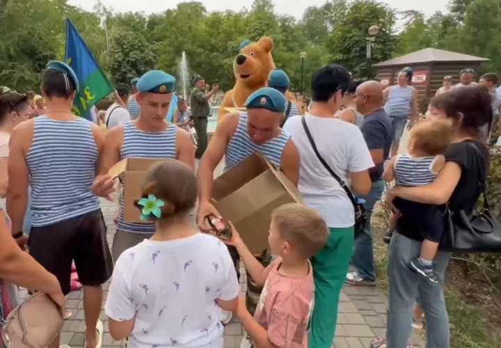 Отказались от купания в фонтанах: в Крымске десантники устроили праздник с раздачей мороженого
