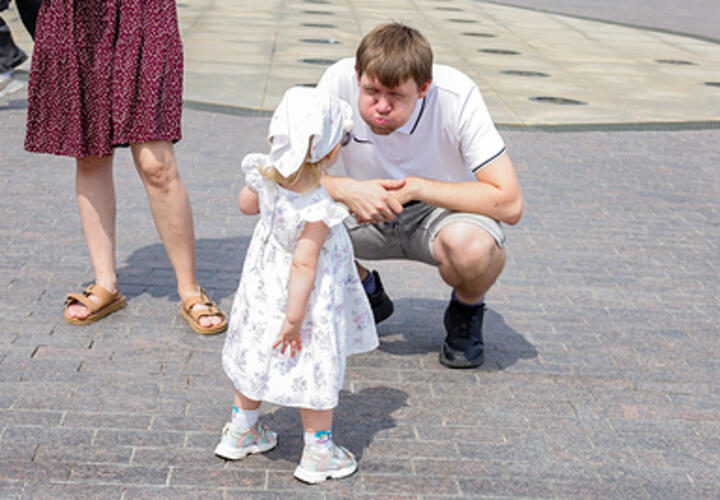 Почему четверг: в Госдуме предложили ввести сокращенный рабочий день для молодых отцов