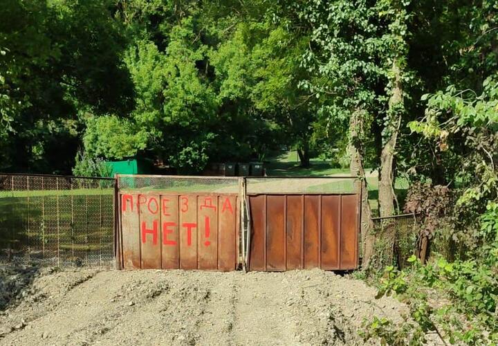 Под падающими камнями и над пропастью надо пройти 11 км: жители курортного села Лермонтово остались отрезаны от цивилизации