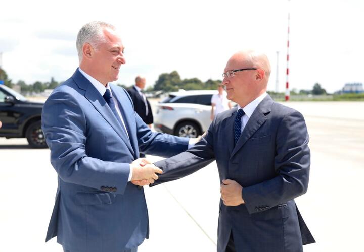 Президент Абхазии  встретил Сергея Кириенко в аэропорту Сухума