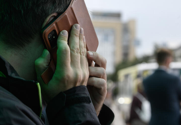 Под видом сотрудников госорганов злоумышленники запугали женщину и вынудили продать имущество, чтобы перевести деньги на свои счета