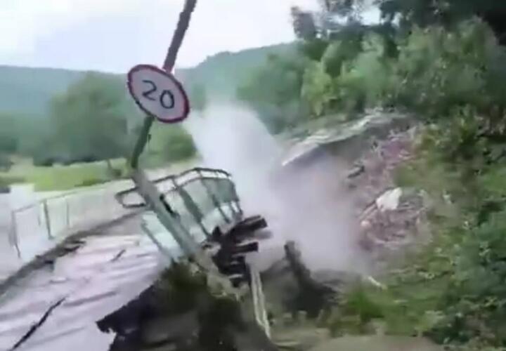 Снесенный рекой мост в Туапсинском районе построят заново