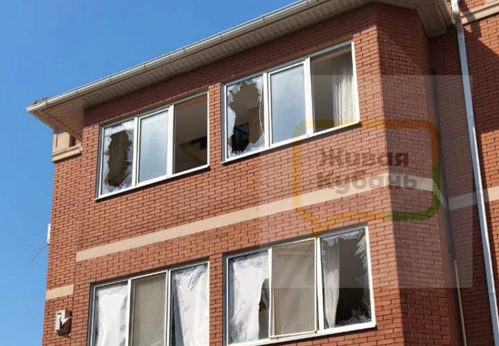 Стены домов в Яблоновском треснули после прилёта БПЛА, новые кадры с места происшествия 