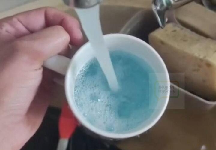 Странные дела творятся в Новороссийске: в домах людей из кранов течёт ярко-голубая вода