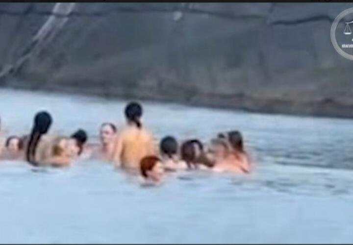 Суд оштрафовал участников «голого» заплыва в Сочи