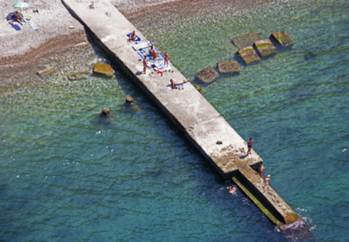 Толпа голых людей напугала посетителей пляжа в Сочи: нудисты не спешили зайти в воду, сначала они весело поприветствовали проходящий поезд