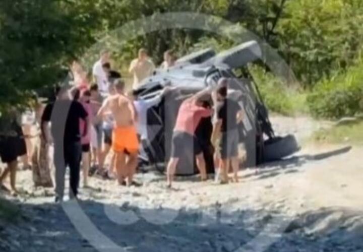 В горах Сочи перевернулся джип с туристами, пострадали женщина и ребенок