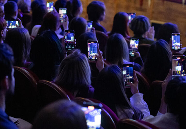 В Краснодаре обрушились цены на популярные бренды смартфонов. Разбираемся, почему