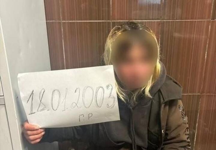 В подземном переходе в Краснодаре обнаружили растерянную 22-летнюю девушку-бомжа