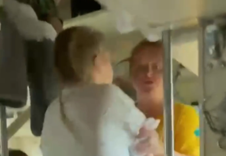 В поезде, следующем из Анапы, нанятая сопровождающая побила школьницу