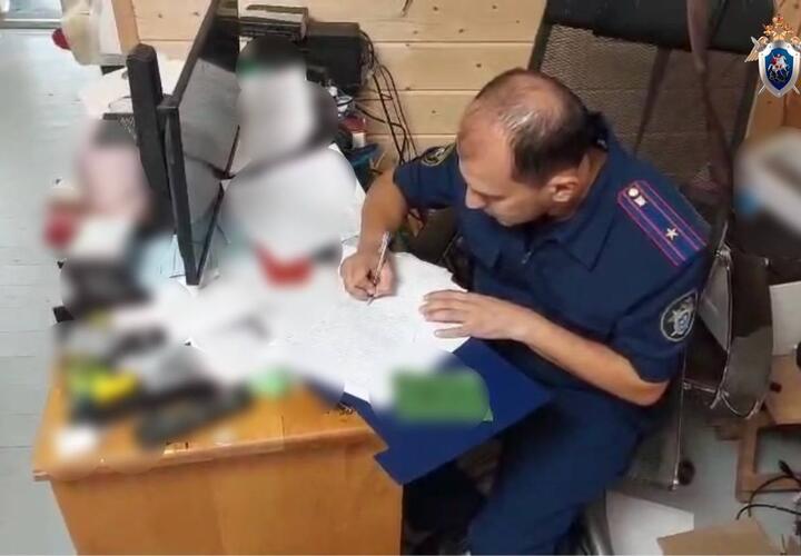  В Сочи мать с сыном разъезжали на автомобиле с экстремистской символикой