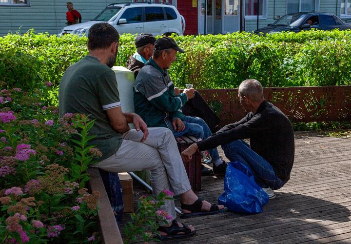 «Вакханалия», «Свинарня и аборигены с алкашкой» - так жители Тихорецка описывают то, что происходит возле мемориала воинам-освободителям