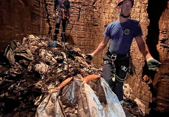 Спасатели не вынесли запаха останков, копившихся под землей около 50 лет 