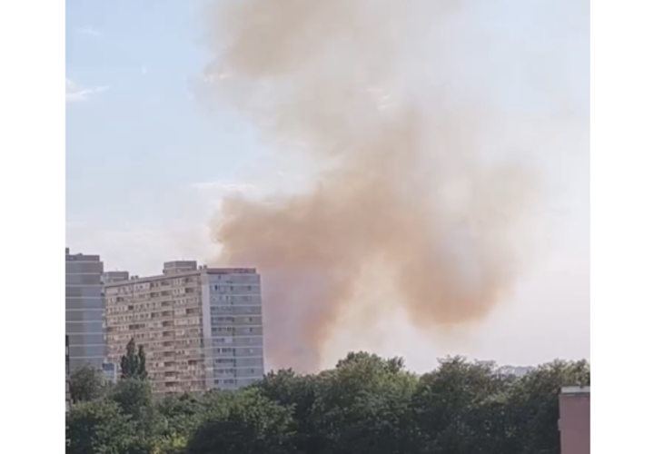 Все в дыму и огне: в Краснодаре в районе военного летного училища сильный пожар