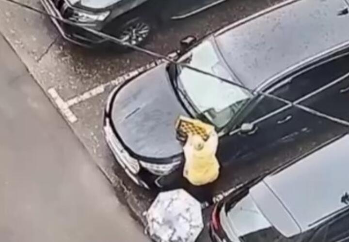 «Живые бомбы»:  старушка не смогла открыть сама дверь, когда несла «смерть» в пакете