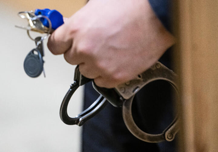 Агрессивного экс-полицейского из Адыгеи, который кидался на журналистов, оставили под арестом 