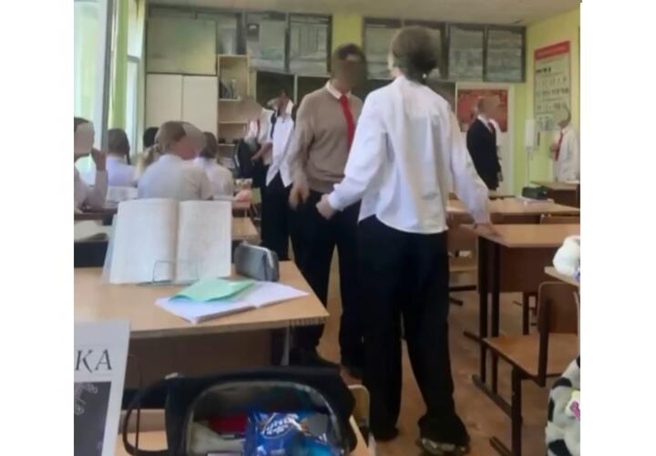 Агрессивные школьницы в Анапе выясняли отношения на кулаках в классе