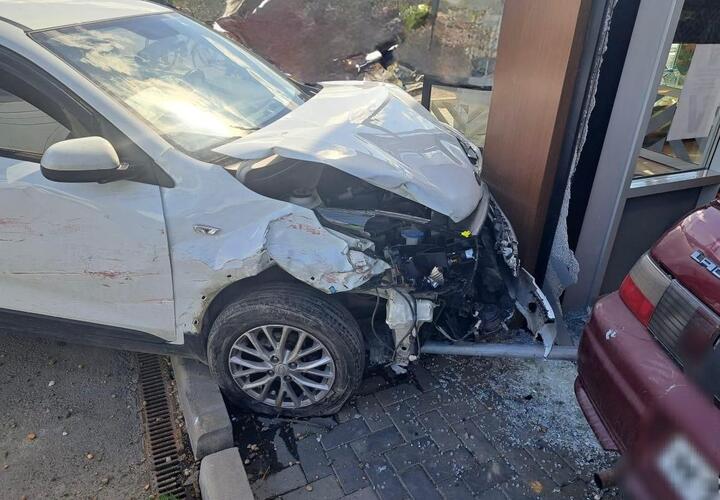 Два автомобиля въехали в помещение продуктового магазина в Славянске-на-Кубани