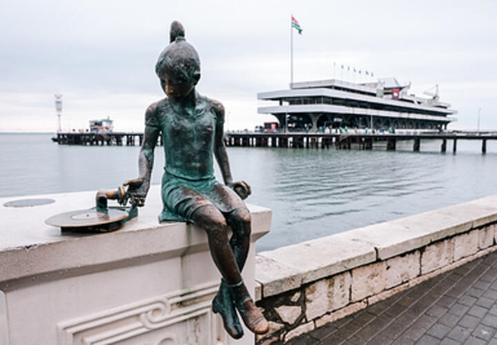 Это опасно: в Сухуме на несколько дней запретили купание в море