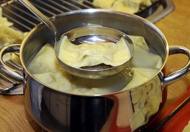 Эту посуду использовать нельзя: эксперт рассказала, когда пора менять кастрюли