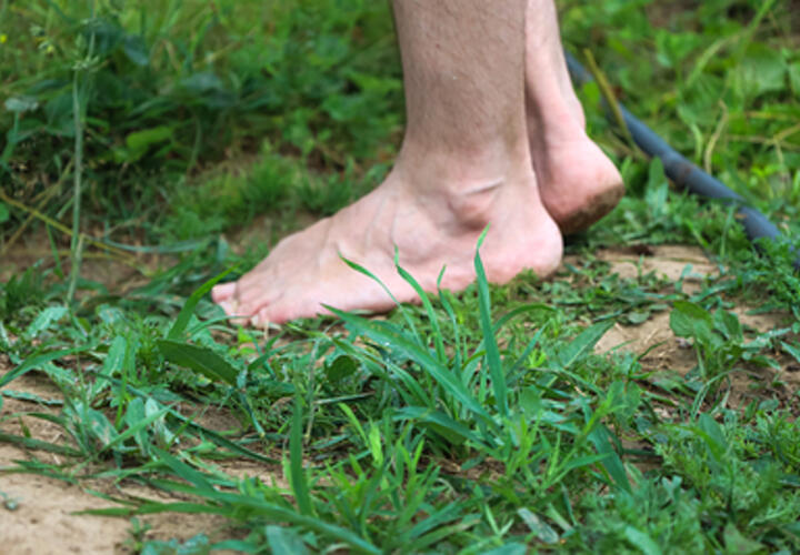 К каким негативным последствиям может привести хождение босиком, рассказала подолог