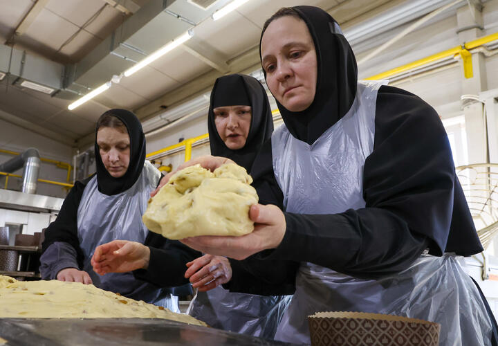 Сначала нужно получить развод, воспитать детей и раздать долги