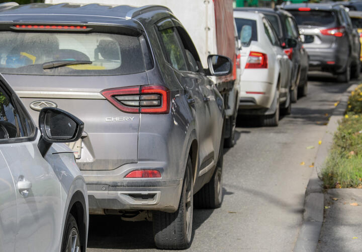 Лето закончилось, а пробки остались: люди рассказали, что творится на Крымском мосту