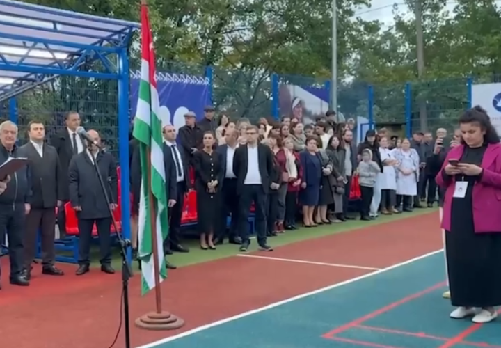 Лидер Абхазии Гунба и Сергей Кириенко открыли в Сухуме детскую площадку