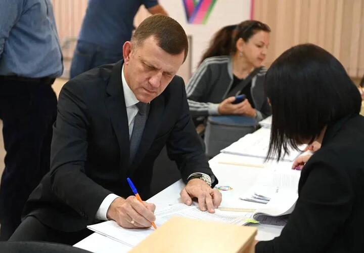 Глава городской администрации посетил избирательный участок в посёлке Берёзовом