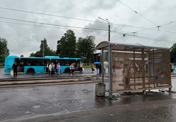 На автобусной остановке в Шахтах пара неадекватов занялась интимом