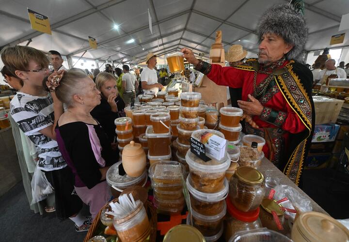 Гости смогут приобрести продукты и изделия ручной работы от фермеров и ремесленников со всей страны