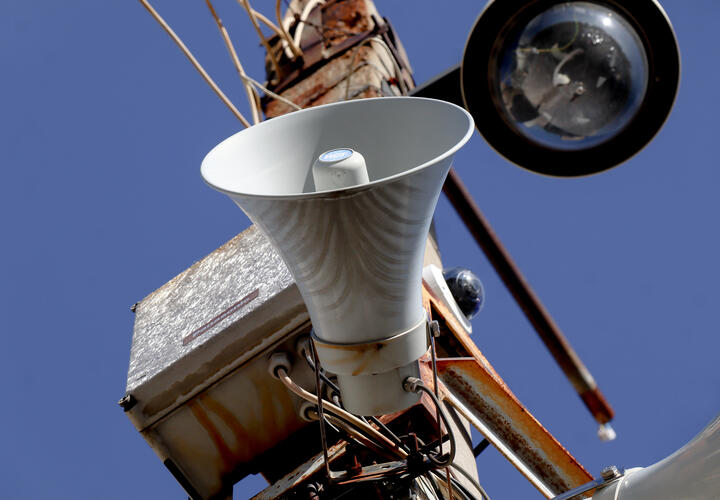 Мощные толчки вызвали угрозу цунами