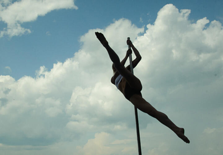 Пилон на крыше дома и безбашенные танцы на глазах у подростков: в Новороссийске обсуждают поступок девушек