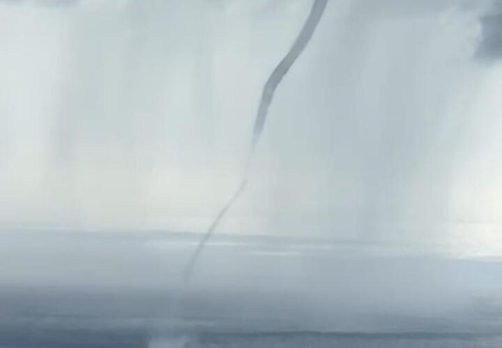 Сезон смерчей на Кубани: мощную воронку в Чёрном море сняли на видео с вертолёта 