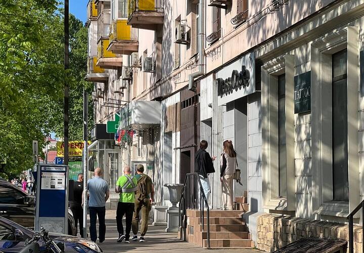  Смена декораций: в Краснодаре начнут штрафовать владельцев магазинов и кафе, вовремя не сменивших вывески