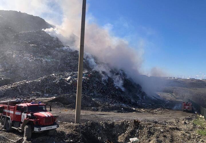 Снова горит: пожар на свалке на горе Щелба вновь начался в Новороссийске