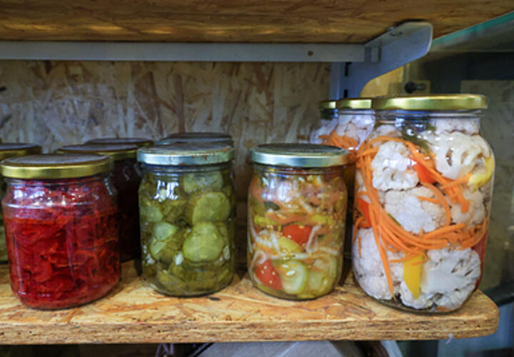 Свежесть и стерилизация: в Роспотребнадзоре рассказали о правильной консервации овощей