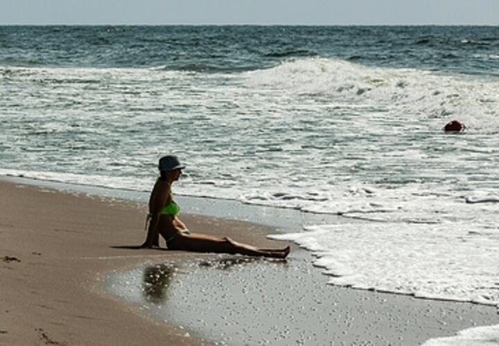 Тысячи окурков и использованные средства личной гигиены: пляж Анапы оказался завален бытовыми отходами 