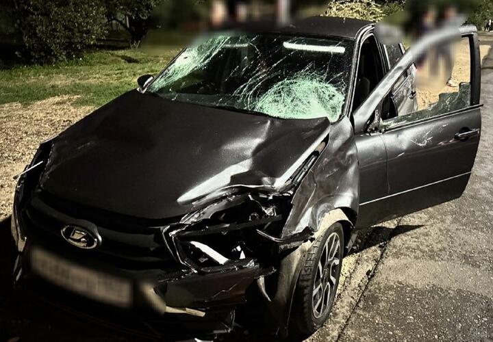 В Армавире трех подростков на пешеходном переходе сбил автомобиль, двое несовершеннолетних скончались