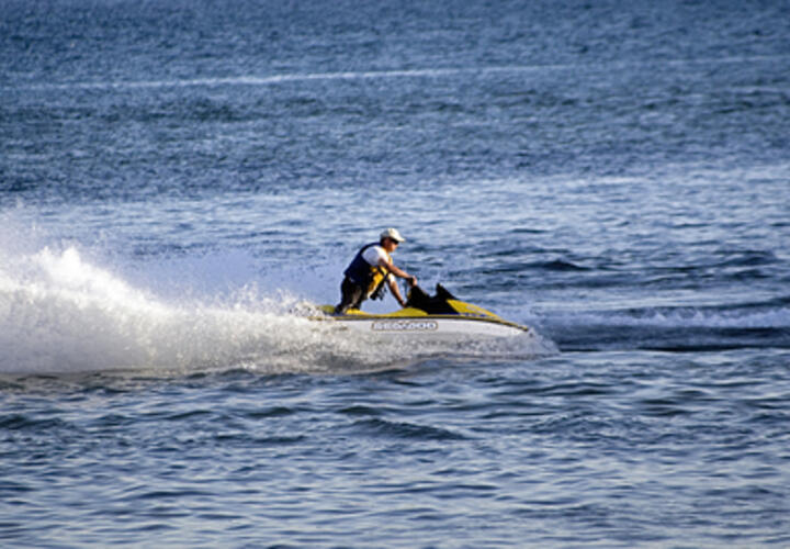 В Геленджике на водном аттракционе турист получил разрыв внутреннего органа