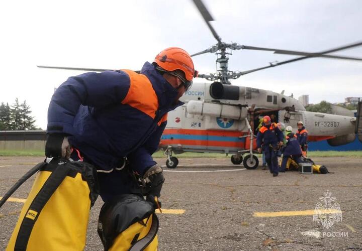 В горах Адыгеи эвакуируют туристов, один альпинист погиб
